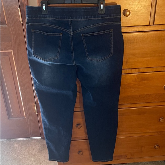 Stylish Jeans with Button Details - Picture 3 of 3